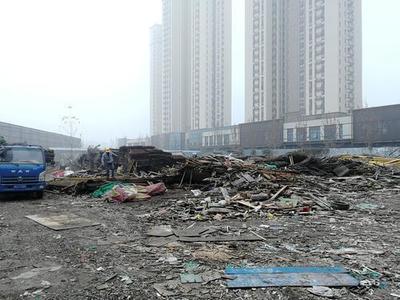鄭州一企業違規私設黑加油站并隨意堆放建筑垃圾，環保技術開發存隱患